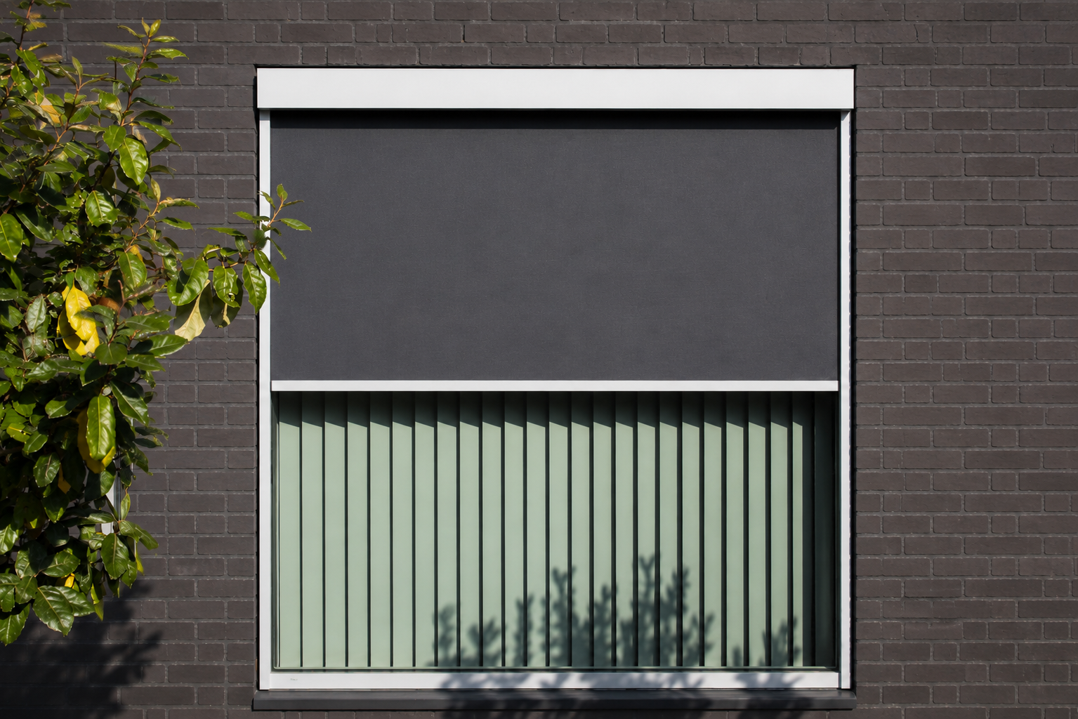 Elektrische zipscreen op donkere bakstenen gevel