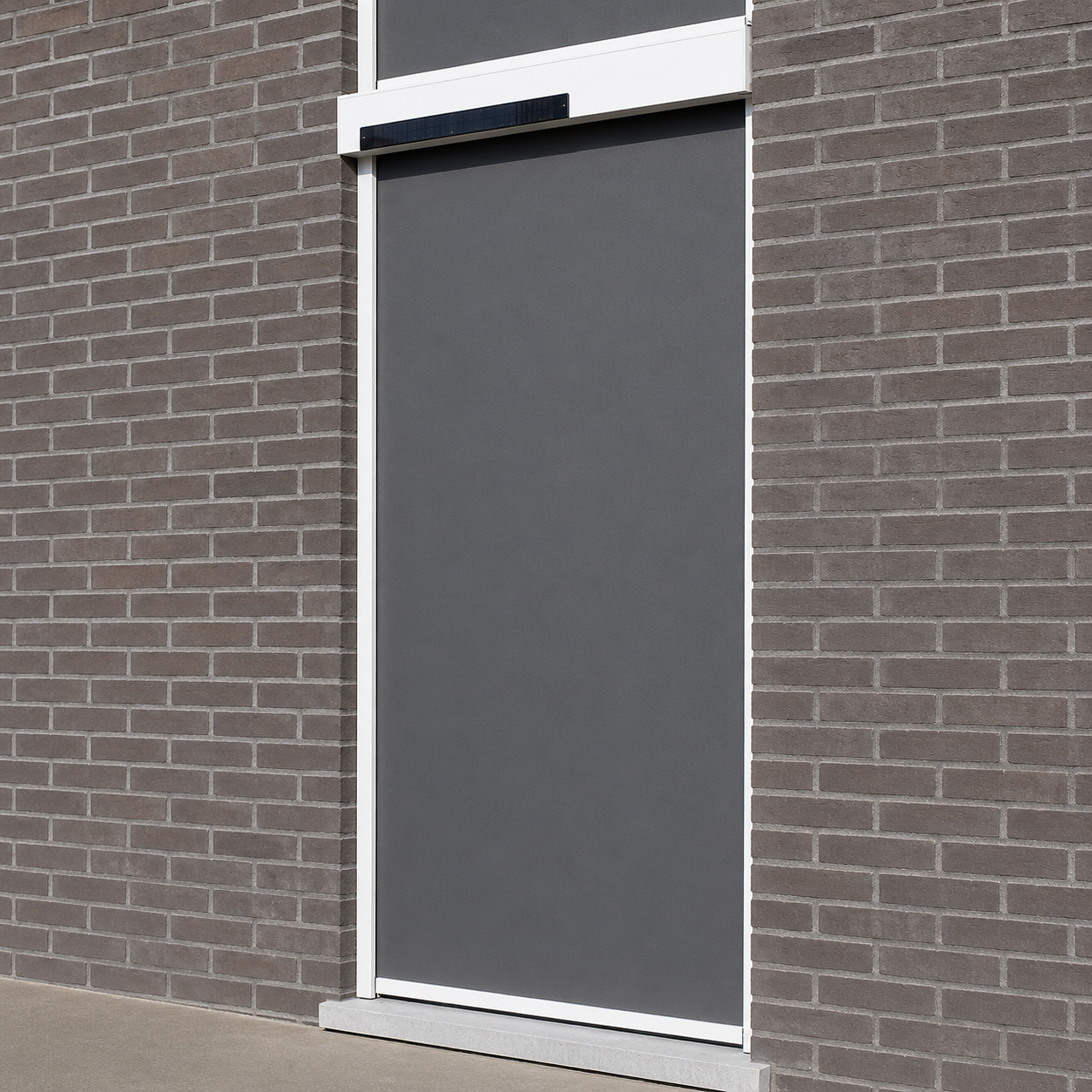 Solar screen gemonteerd op een bakstenen gevel
